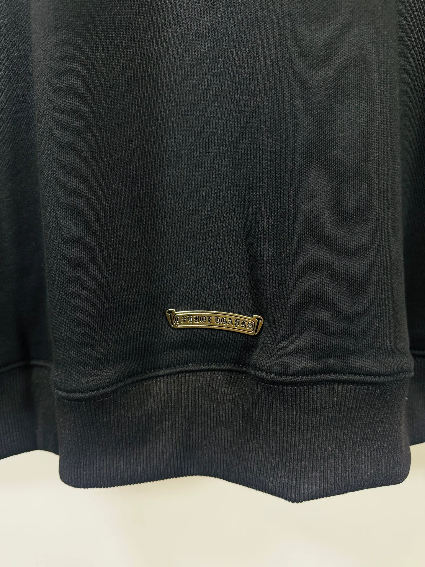 P290 top version, real shot without P, ​​different from market currency) 𝗖𝗵𝗿𝗼𝗺𝗲 𝗛𝗲𝗮𝗿𝘁𝘀/Cro Heart 2025 washed patch embroidery autumn and winter new original single counter American laser burnt 3D embroidery couple stand collar zipper casual sweatshirt 👑The highest version! Customized fabric 430g tripe terry fabric! American acid-washed and distressed original fabric laser burnt ✟appliqué embroidery and exquisite embroidery of letters! The best-selling model in the counter, very comfortable to wear. Accessories: original molded and authenticated collar label➕100% silk wash label. Genuine purchase-grade original hangtag➕matching hanging rope➕3D hanging beads➕original packaging bag. Craftsmanship: The original version has consistent wiring! The highest version of the armhole matching technique! Color: White Black Size: S M L XL Style Number: 25-379